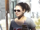 Sem maquiagem, Mila Kunis caminha e bebe café gelado em LA