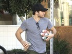 Jake Gyllenhaal vai a cafeteria em Los Angeles