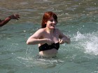 Florence Welch curte praia com o namorado e amigos