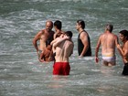 Depois de cachoeira, Florence Welch troca beijos com o namorado em praia
