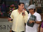 Zeca Pagodinho dá vinho de R$2,5 mil para apresentador de TV