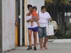 Juliana Paes passeia com o filho e vai a academia