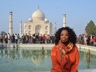 Em visita à Índia, Oprah Winfrey posa em frente ao Taj Mahal
