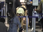 Courtney Love paga calcinha em aeroporto de Los Angeles
