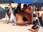 Com a namorada, Vagner Love curte praia no Rio