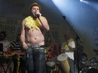Sem camisa, Otto exibe pancinha e cueca em show no Rio
