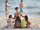 Bendito é o fruto: Caio Castro curte praia cercado de mulheres