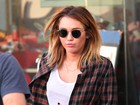 Miley Cyrus muda o visual e aparece com os cabelos mais curtos
