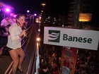 Claudia Leitte exibe as pernas em pré-carnaval