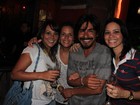 André Gonçalves faz sucesso com fãs em bar de Belém