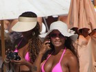 Indo e vindo: de biquíni pink, ex-BBB Jaqueline curte praia em Cabo Frio