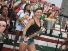 Mirella Santos toca com bateria da Grande Rio