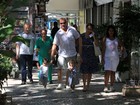 Paulo César Grande e Claudia Mauro passeiam com os gêmeos no Rio