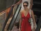 Bianca Rinaldi passeia no shopping com as filhas