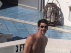Com a namorada, Michael Phelps curte piscina e mostra novo bigode