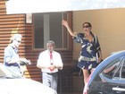 Rica! Narcisa Tamborindeguy vai a restaurante no Rio com o namorado
