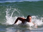 Paulo Rocha pega 'jacaré' em praia do Rio de Janeiro