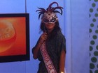 Ivete Sangalo posa com máscara de carnaval 