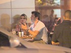Mirella Santos janta com o namorado no Rio