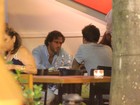 Paulo Rocha vai a restaurante carioca com amigos