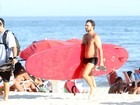 Marcelo Faria vai à praia com a filha, a mulher... e seu pranchão vermelho!