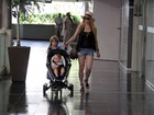 Danielle Winits passeia com os filhos em shopping do Rio