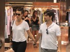 Camila Rodrigues faz compras com o namorado e o cachorrinho