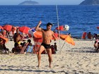 De sunga, Thiago Martins joga futebol em praia do Rio