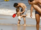 Caio Blat leva filho à praia no Rio