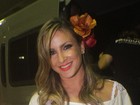 Claudia Leitte usa blusa transparente com rosto de Jorge Amado