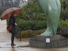 Taylor Swift enfrenta chuva para visitar memorial a Princesa Diana