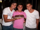 Rodrigo Simas e Bruno Gissoni comemoram o aniversário do irmão