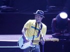 Com camisa do Brasil, Bruno Mars canta hit de Michel Teló no Rio
