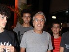 Caetano Veloso vai ao show de Chico Buarque com o filho