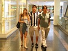 Com o pai e a mulher, Marcelo Adnet passeia em shopping no Rio