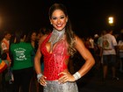 Mayra Cardi samba no ensaio da X9 Paulistana no sambódromo