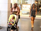Scheila Carvalho passeia com a filha no shopping