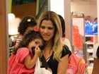 Ingrid Guimarães leva a filha para passear no shopping