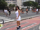 Scheila Carvalho patina de vestido curtinho na orla do Rio