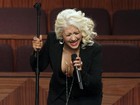 'Bronzeado' de Christina Aguilera 'derrete' enquanto ela canta