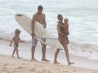 Fernanda Lima e Rodrigo Hilbert curtem praia com os filhos no Rio