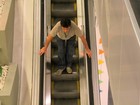 Felipe Camargo brinca em escada rolante de shopping no Rio
