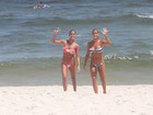 Gêmeas do nado sincronizado vão à praia no Rio