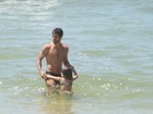 Juninho Pernambucano curte praia com a família no Rio