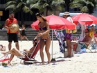 Sabrina Sato exibe seu corpão na praia do Leblon, no Rio