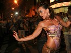 Sabrina Sato samba de shortinho em ensaio de rua da Vila Isabel