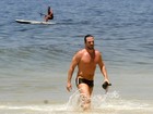 Na praia, Carlos Bonow se exercita e se refresca no mar 