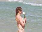 Christiane Torloni oferece flores para Iemanjá em praia do Rio