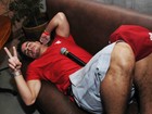 Após show, Thiago Martins relaxa em sofá de casa noturna