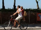 Carinho de pai: Eduardo Moscovis leva a filha na garupa da bicicleta